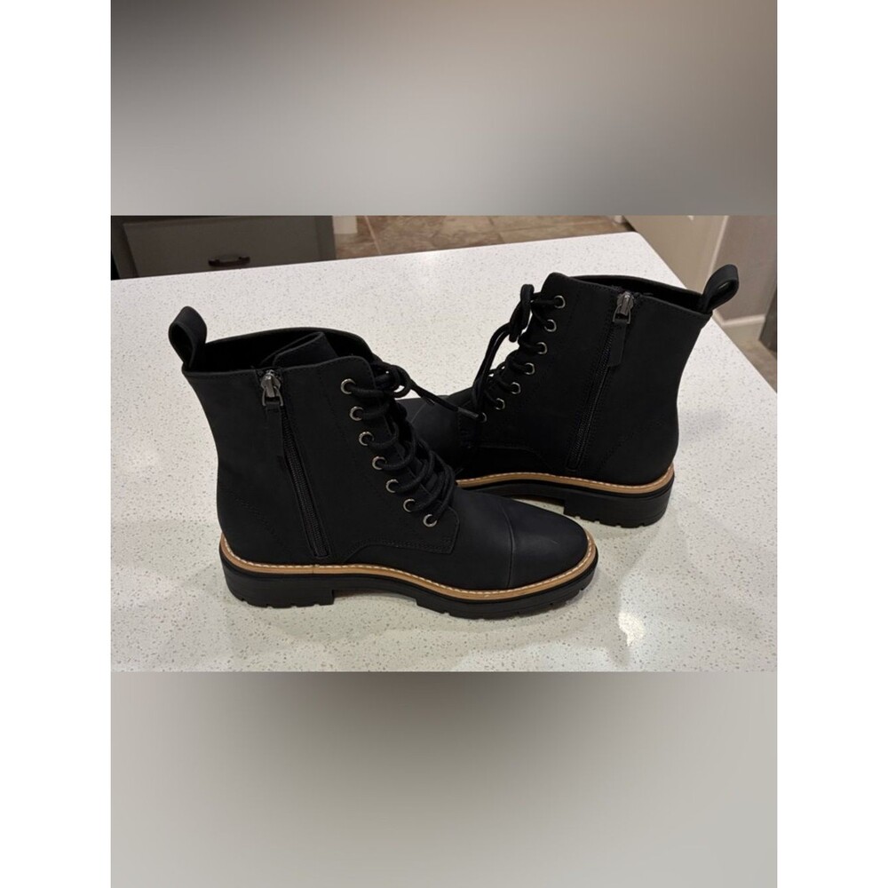 TOMS Black Combat Leather Boots Lace Up Side Zip Womens Size 7 Like New - Picture 6 of 10